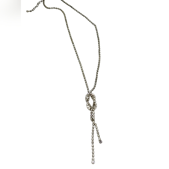 VINTAGE 18K WHITE GOLDPLATE & GLASS RHINESTONE DAINTY KNOT DESIGN NECKLACE - Picture 5 of 5